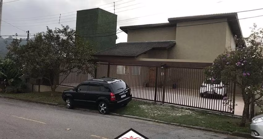 Casa 4 dormitórios 6 vagas na Serra da Cantareira