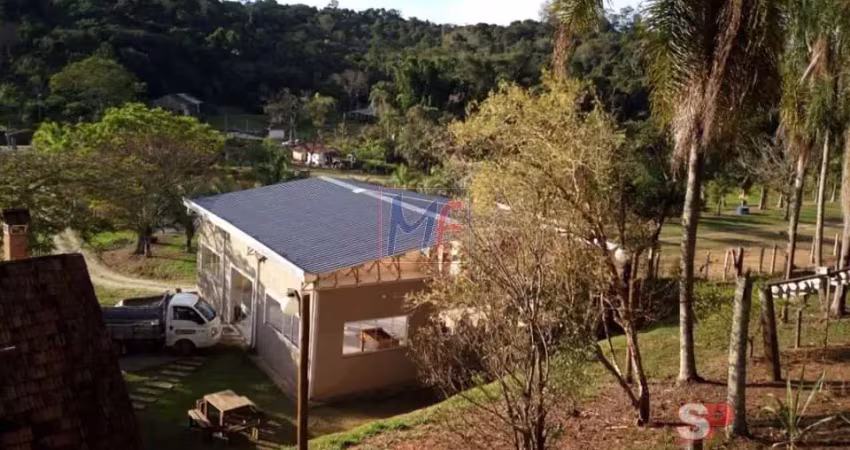 Excelente chácara em biritiba-mirim/sp, 13.000 m² a.u., 22.500 m² a.t., 2 quartos, sala, cozinha, churrasqueira, piscina, 50 vagas (ref 17.372)