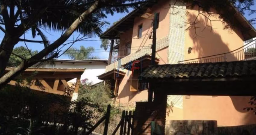REF 16.870 - Belo sobrado em cond. fechado na Granja Viana II, 5 dormitórios (2 suítes), sala, cozinha, lavanderia, varanda, edícula e 5 vagas.