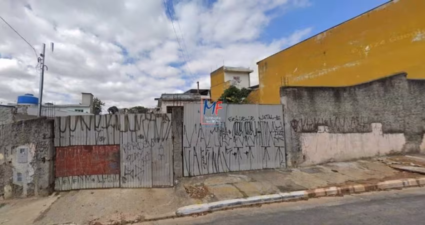 Terreno localizado na Vila Re, com aproximadamente 3.980 m² , duas frentes sendo uma de 50 m e outra de 51 m  , bom para incorporação. Zoneamento ZEIS-3.  REF: 186 -