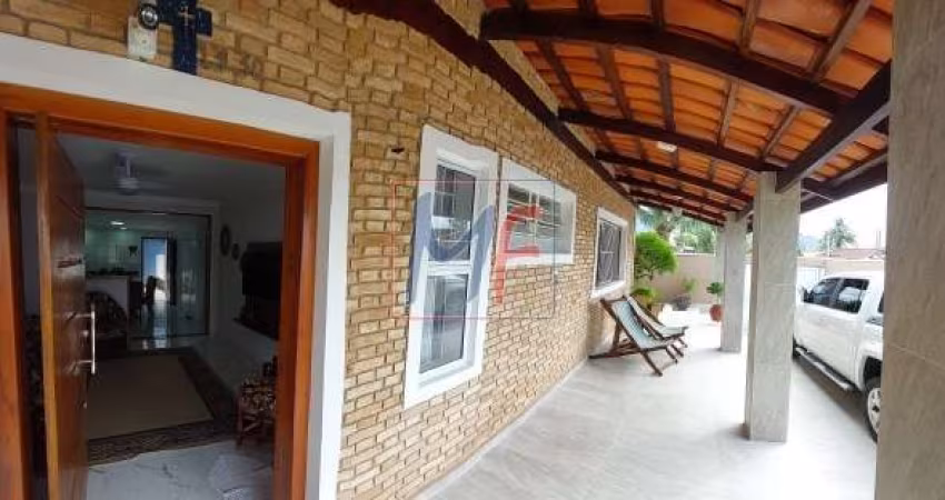 REF 12.071 Linda Casa no bairro Indaiá, Caraguatatuba com 4 quartos (2 suítes) , 4 vagas, 202 m² construído e 320 m² de terreno 16 X 25 mts !