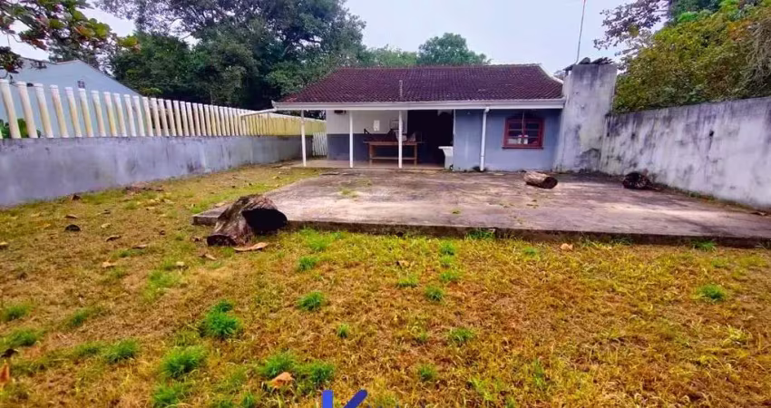 Casa com espaço de terreno no Atami