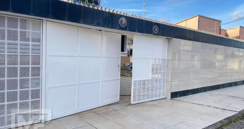 Casa  com  três quartos(uma suíte), garagem 6 carros,  pitanguinha