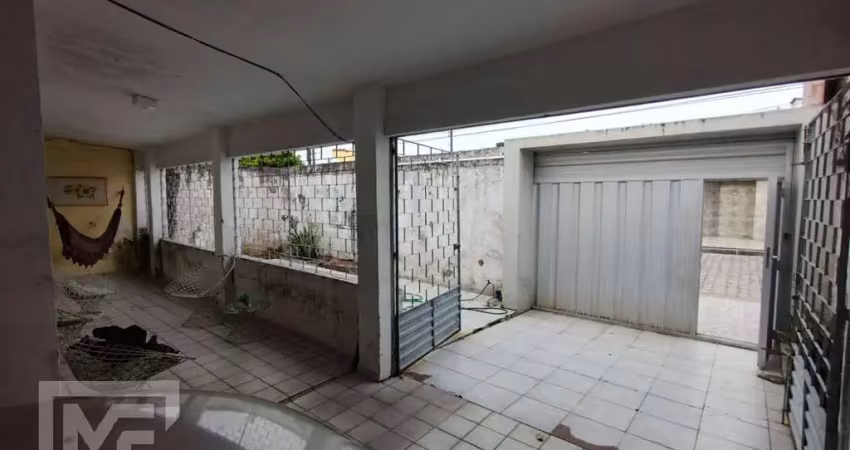 Casa nascente com três quartos, quintal, terreno 10x25, eldorado - feitosa