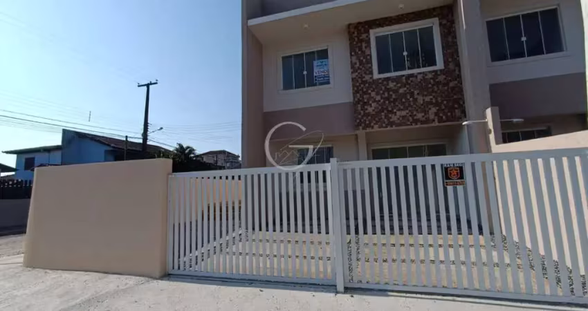 Sobrado em padrão moderno com 03 quartos no balneário ipanema!