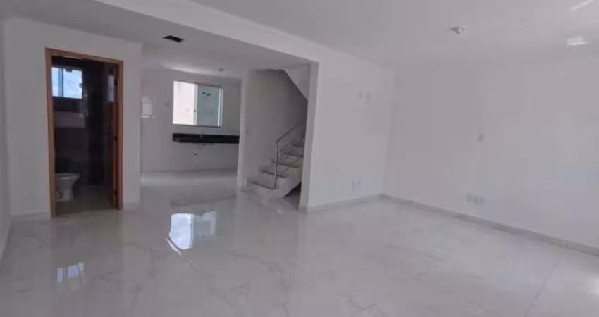 Linda Casa Independente de 3 qtos em meio lote com 4 vagas no B. Xangrilá  - CA00614