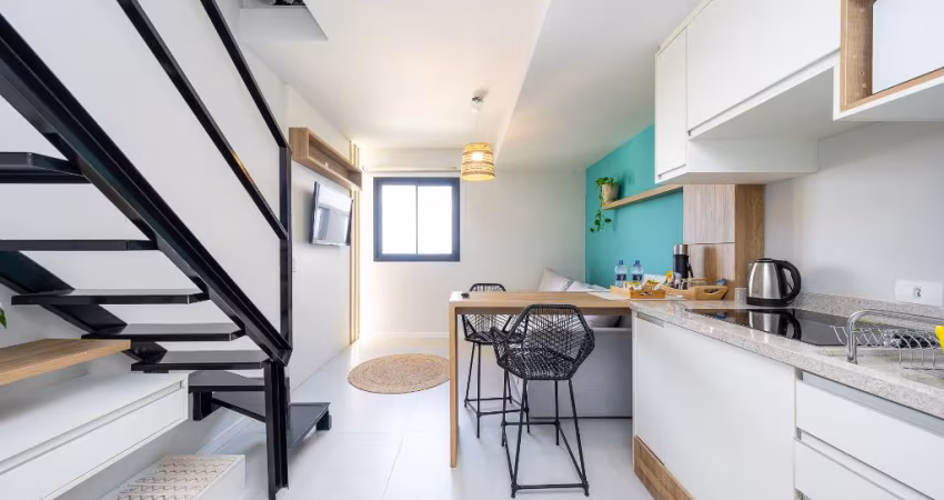 Studio Duplex finamente decorado em Curitiba, à 400m do Shopping Palladium, 32m²