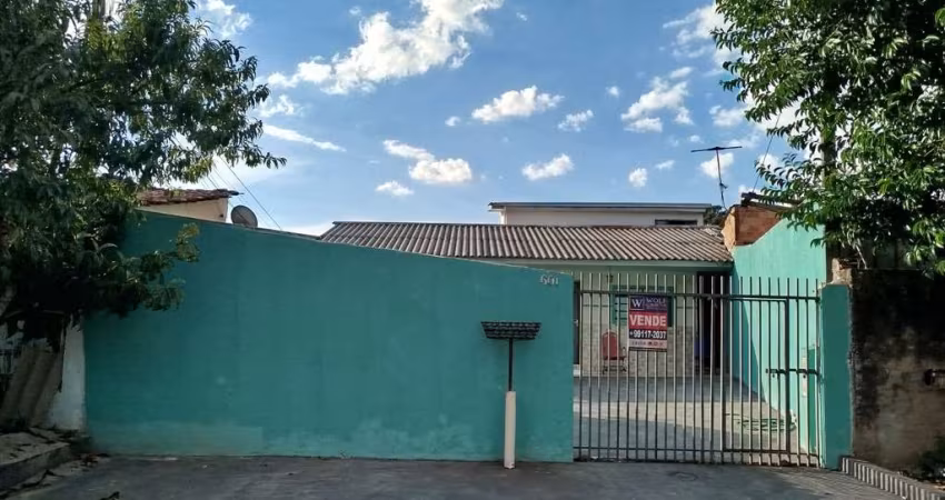 Casa - Padrão, para Venda em Curitiba/PR