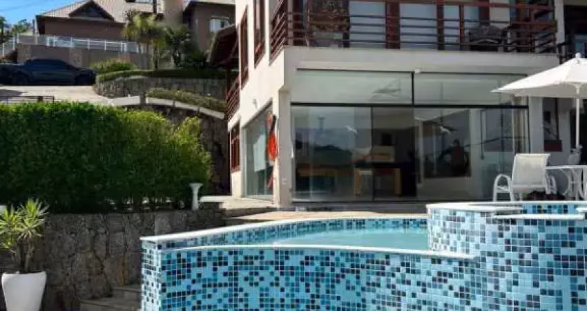 Sobrado em condomínio fechado para locação em Mairiporã. 4 dormitórios (2 suítes), lazer e 8 vagas.