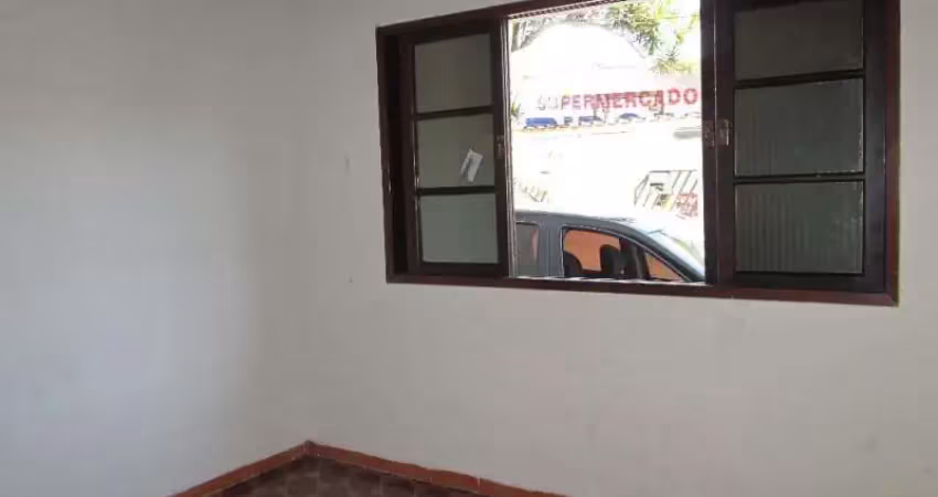 Casa  térrea em ótima localização, fácil acesso para Guarulhos, próximo ao mercado Bergamini, Av. Guapira, comércios em geral. São 3 dormitório