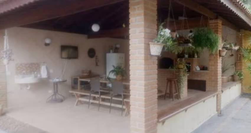 O terreno tem por volta de 1.100 m. O imóvel por volta de 250 m, não sei ao certo com o passar dos anos foram feitas ampliações. No andar superior tem