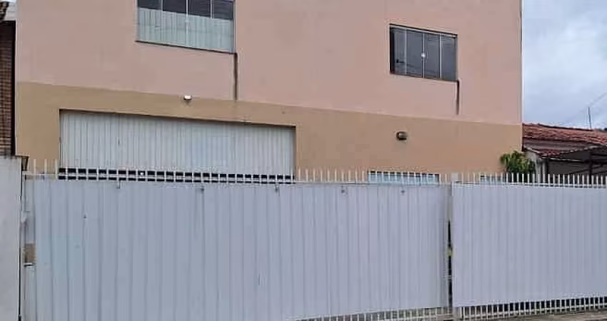 Amplo Galpão com Mezanino e Estacionamento em Localização Estratégica de Camboriú