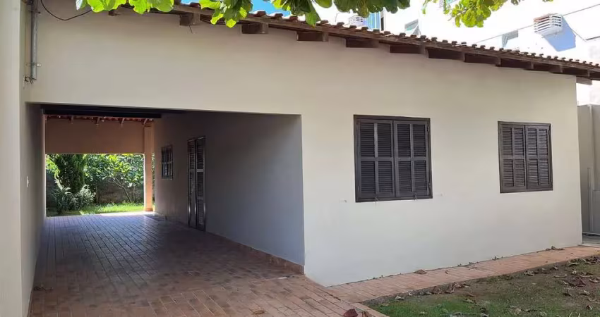 Casa versátil na praia brava com 03 dormitórios sendo 01 suíte e vaga de garagem para 03 carros – residencial ou comercial
