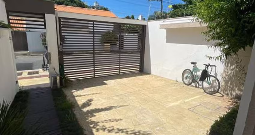 Casa Triplex Mobiliada com 03 Suítes Garagem para 02 carros e Bicicletário na Praia Brava