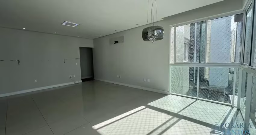 Apartamento semi mobiliado no ed.hermosa beach com 03 suítes  03 suítes, churrasqueira privativa, living integrado com 02 vagas de garagem