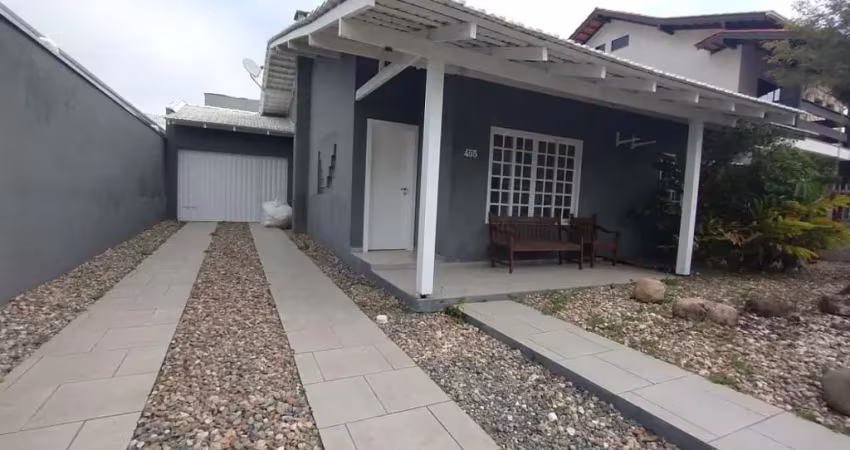 Espaçosa casa com 03 dormitórios sendo 01 suíte 03 vagas de garagem com 405m² de área total - praia dos amores