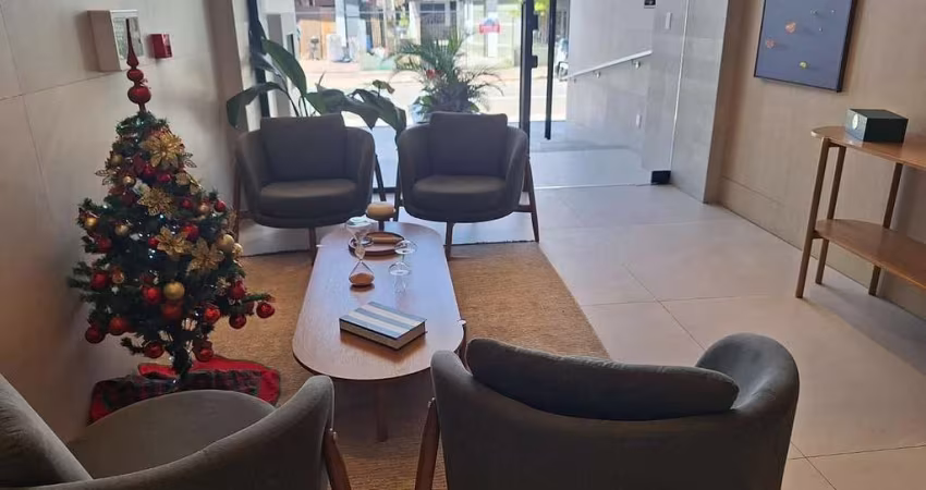 Elegante apartamento mobiliado no Ed Montefiore com 02 dormitórios sendo 01 suíte e 01 vaga privativa nas Nações em BC
