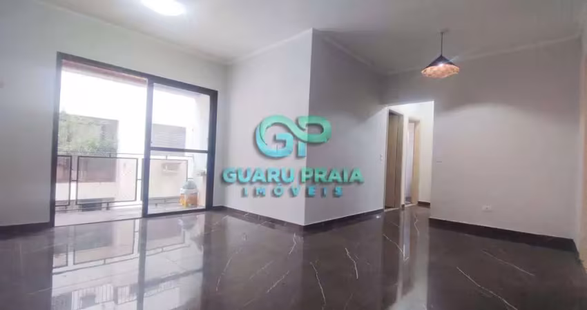3 quartos, sala para 2 ambientes com sacada, reformado, piso em porcelanato, cozinha com armários, banheiro social e de serviço, área de serviço.