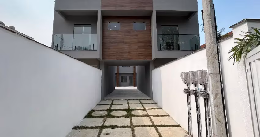 Casa duplex com 2 quartos sala cozinha banheioro bairro fanchen queimados rj