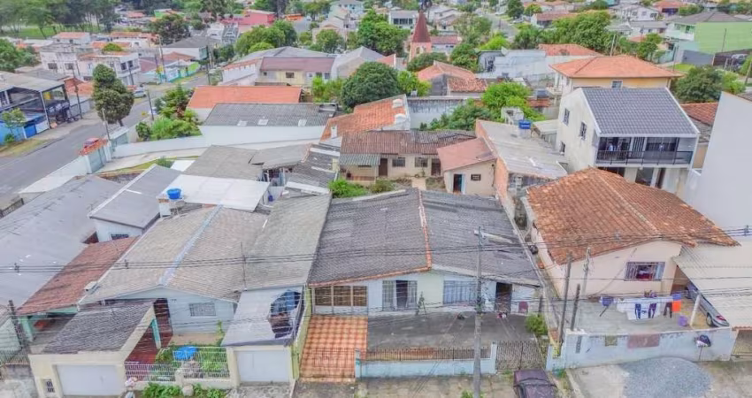 Casa com edícula de frente para rua à venda, com 3 quartos sendo 1 suíte, no Bairro Xaxim, Curitiba/PR.