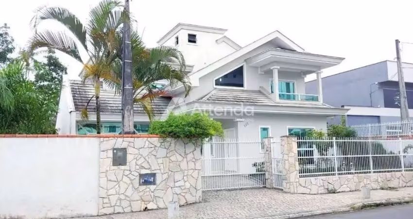 CASA  COM PISCINA NO IRIRIU