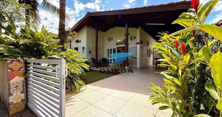 Casa à venda em condomínio fechado na praia do Pernambuco no Guarujá I Omega Imoveis