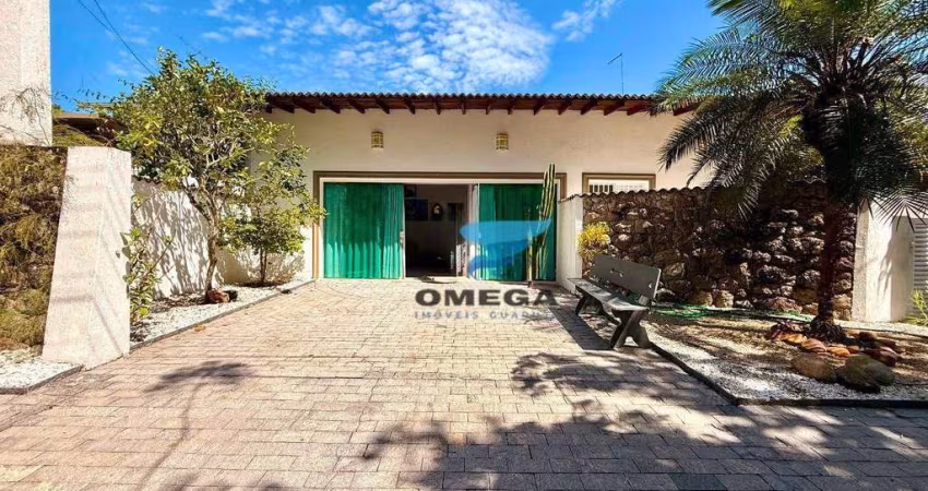 Casa à venda em condomínio fechado na praia do Pernambuco no Guarujá I Omega Imoveis