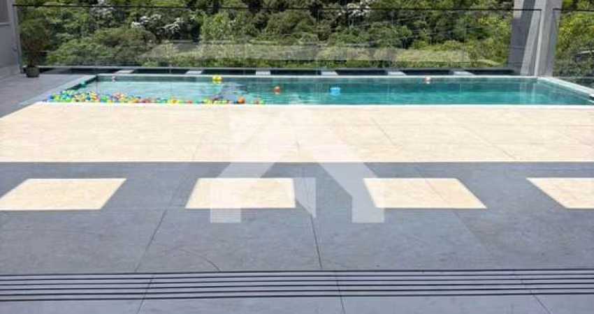 Casa em Alphaville: 3 Suítes, 5 Banheiros, 326m² à Venda