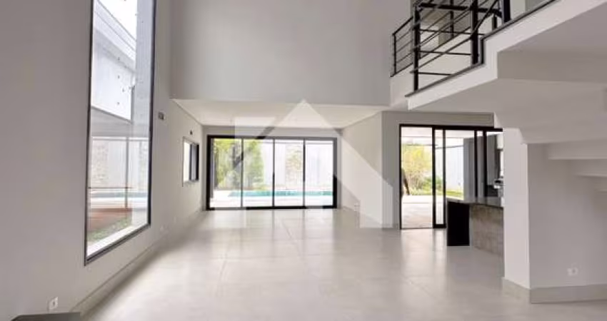 Luxuosa Casa em Alphaville: 5 Suítes à Venda por R$4,5M