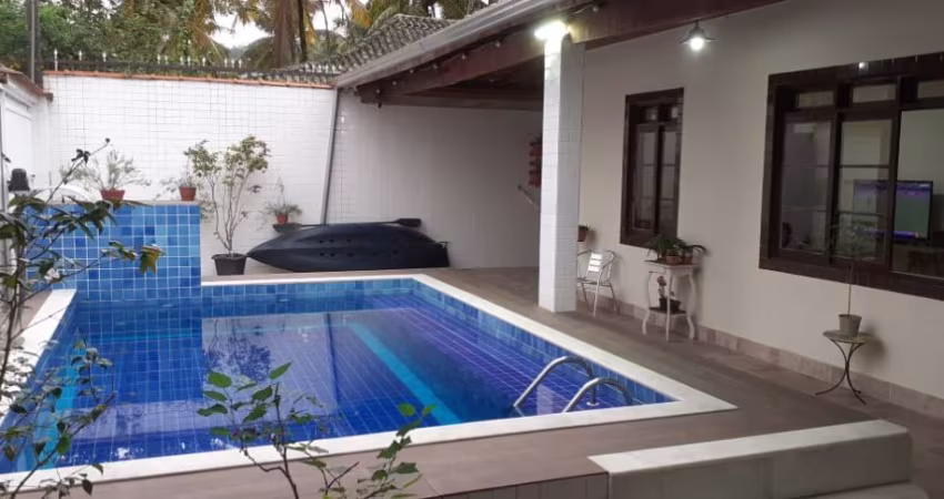 Linda Casa De Esquina No Canto do Forte!