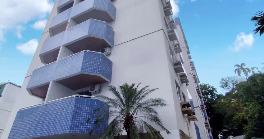 Apto reformado, climatizado e com armários