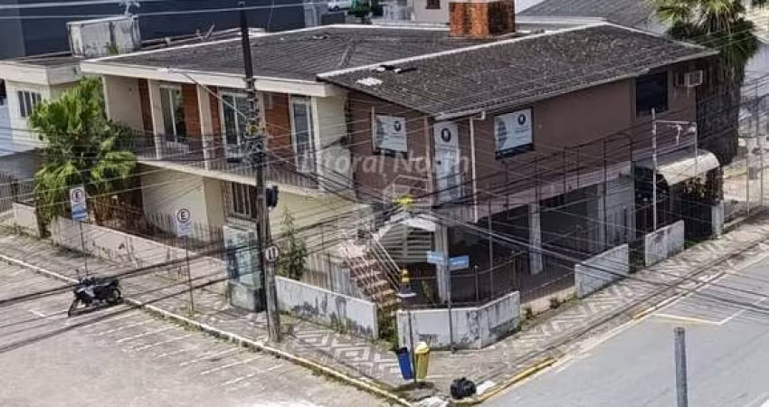 Casa-Terreno no centro de Itajaí.
