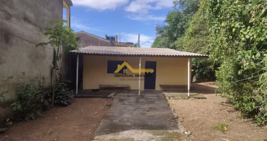 Casa com 2 quartos sendo 1 suite + 1 banheiro social lote inteiro, casa pertinho da pista com duas entradas para duas ruas em boa localização