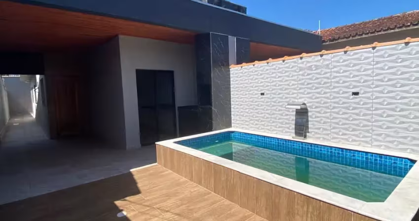 Casa com piscina a 600 metros da praia de itanhaém, com sensação de interior