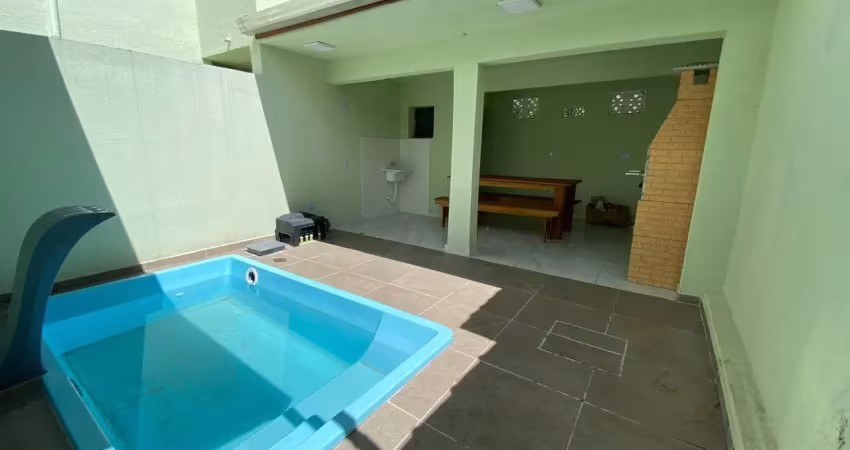 Casa com piscina e churrasqueira na praia de mongaguá! agende sua visita!