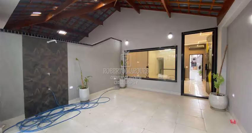 CASA GEMINADA DE ALTO PADRÃO 
3 DORMITÓRIOS ( SENDO 2 SUÍTES) TODOS COM AR DE 9 INSTALADO  
SALA AMPLA, COM AR DE 18  INSTALADO                  
COZINHA C/ BALCÃO    AMERICANO 
LAVABO NA ÁREA GOURMET