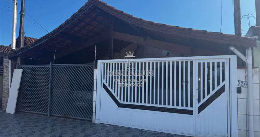 Casa geminada no Maracanã, Praia Grande/SP 02 Dormitórios com 1 Suíte, sala ampla, cozinha espaçosa com 02 vagas de garagem, área externa com churrasqueira