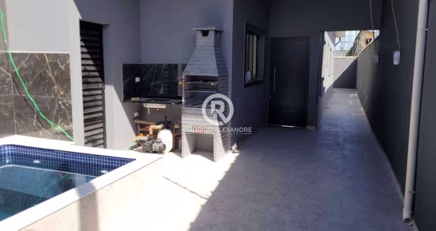 Casa Geminada com 2 Dormitórios, Suíte e Piscina em Nova Itanhaém - R$ 389.000