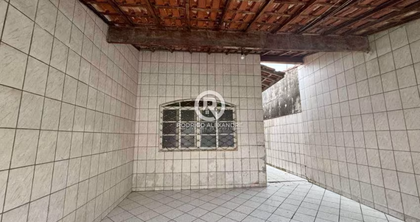 Casa Geminada à Venda em Maracanã, Praia Grande - 2 Dorms, 1 Suíte e Quintal! R$ 374.000