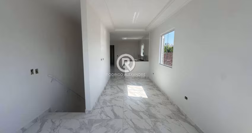 Sobrado à Venda em Maracanã, Praia Grande - 3 Dormitórios, Piscina e Garagem por R$ 410.000