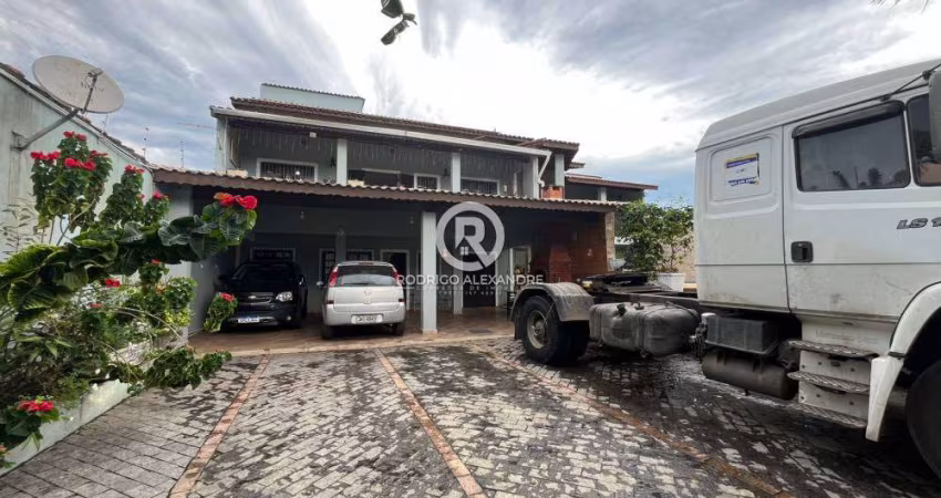 Luxuoso Sobrado à Venda em Corumba, Itanhaém - 6 Dorms, Piscina, Garagem para 6 Carros!