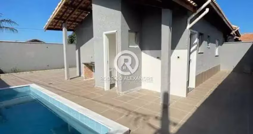 Casa à Venda em Itanhaém - 2 Dormitórios, Suíte, Piscina e Espaço Gourmet!