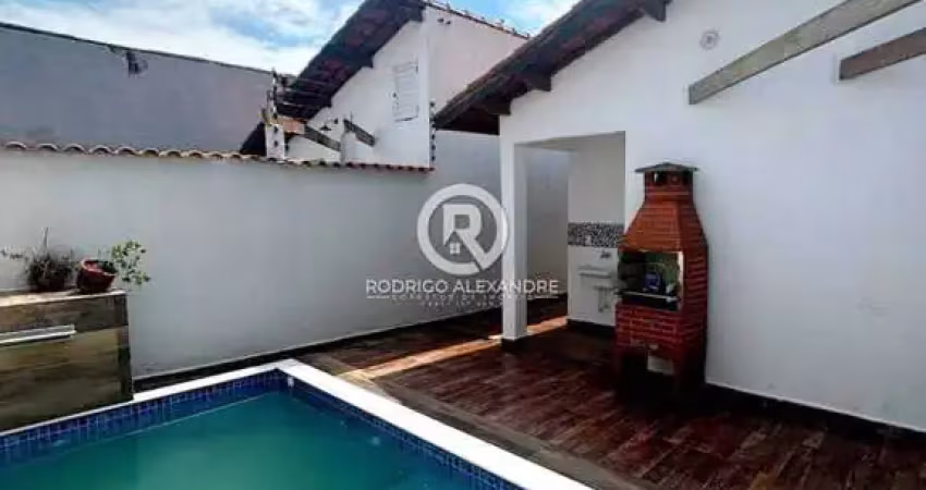 Casa Geminada à Venda em Gaivota, Itanhaém - 2 Dormitórios, Suíte e Piscina por R$ 345.000!