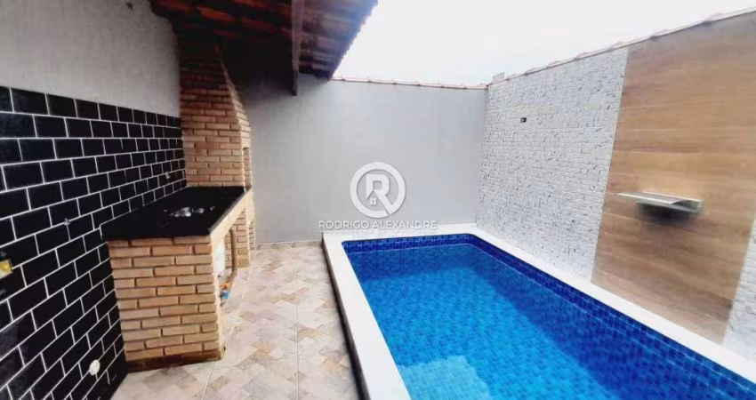 Charmosa Casa Geminada com 2 Dormitórios, Piscina e Área Gourmet à Venda em Loty, Itanhaém - R$ 359.