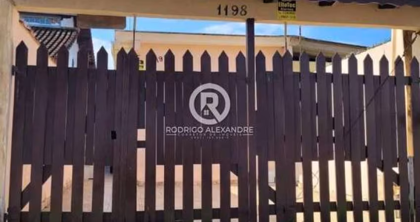 Casa à Venda em Mongaguá - 3 Dormitórios, Piscina e Churrasqueira por R$ 286.000