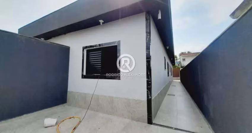 Casa à Venda em Verde Mar, Itanhaém: 2 Dormitórios, Suíte, Piscina e Área de Lazer - R$ 369.000