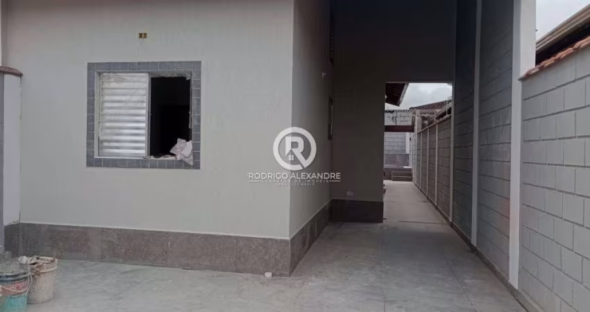 Casa à Venda em Itanhaém: 2 Dormitórios, Suíte, Piscina e Espaço Gourmet por R$ 370.000!