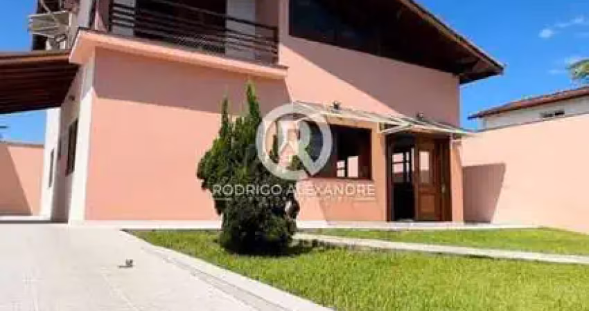 Sobrado à Venda em Cibratel I, Itanhaém - 5 Dormitórios e 6 Vagas por R$ 950.000