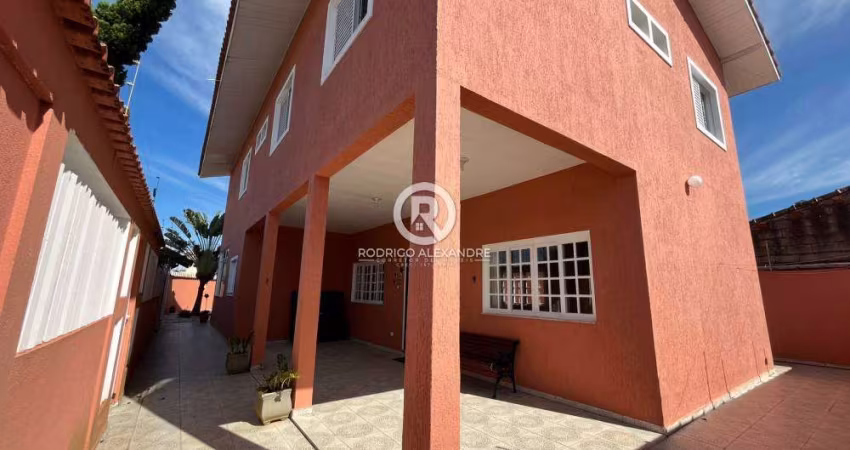Magnífico Sobrado com 6 Dormitórios, Piscina e Garagem em Grandesp, Itanhaém - R$ 850.000