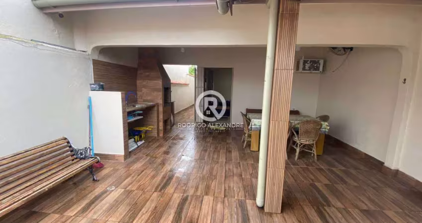 Casa à Venda em Itanhaém - 2 Dormitórios, Suíte, Churrasqueira e Quintal por R$ 280.000